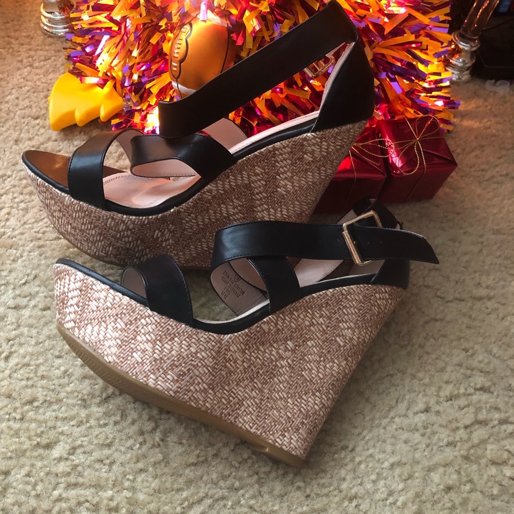 Women’s size 9 wedges